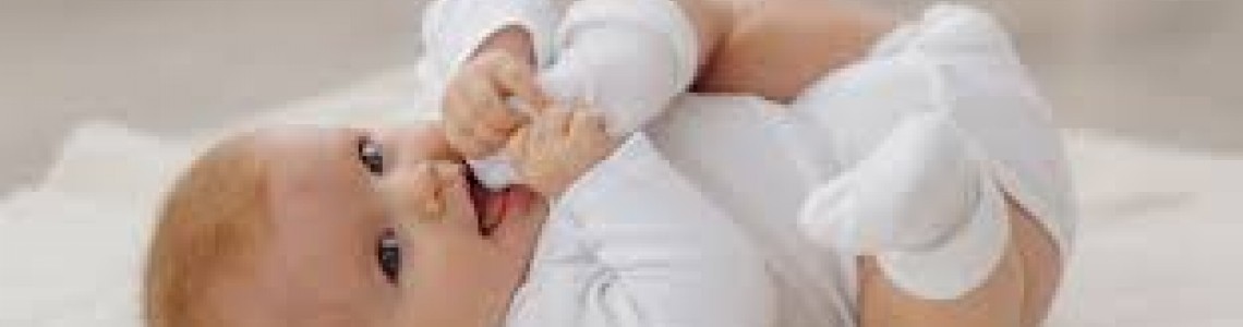 Somnul și Alimentația la Bebeluși: Ghidul Părinților pentru un Bebe Fericit și Sănătos
